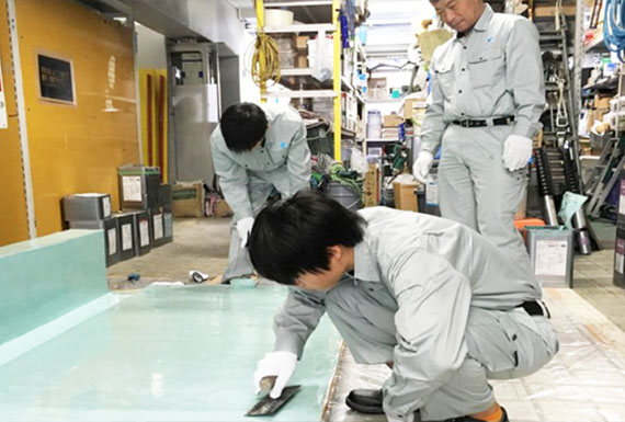 社員指導の下に技術体験