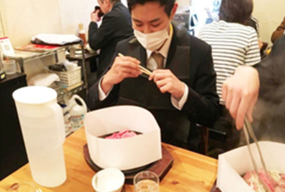 先輩社員との昼食ディスカッション